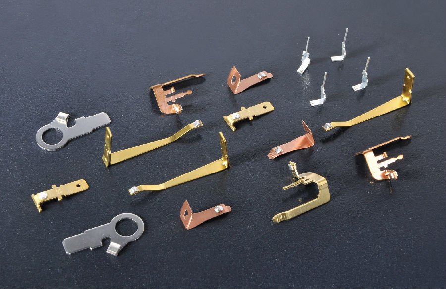 如何解決五金沖壓件出現(xiàn)翻料，扭曲